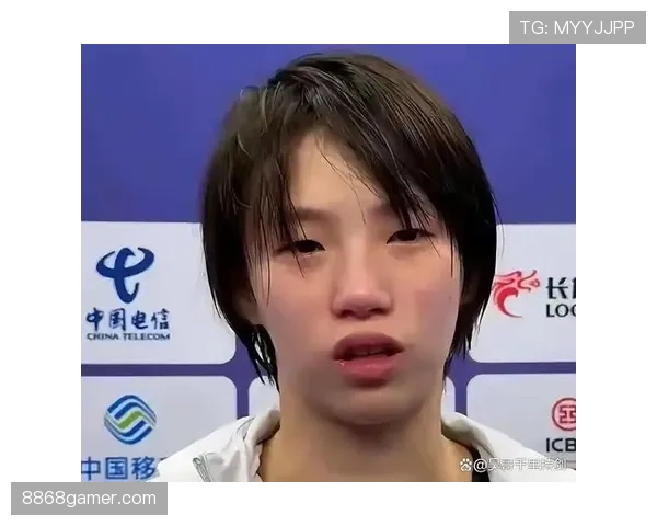 陈芋汐训练完偷偷吃冰淇淋被拍，这自律和馋嘴的反差谁懂啊